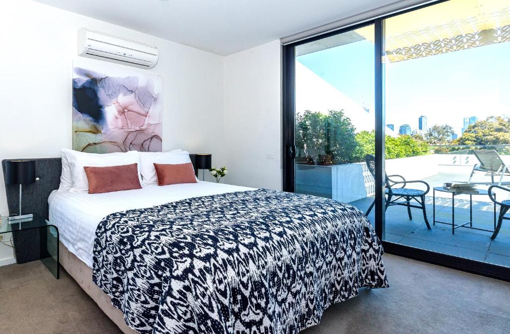 Cosmo Stays — Penthouse with Incredible City View interior