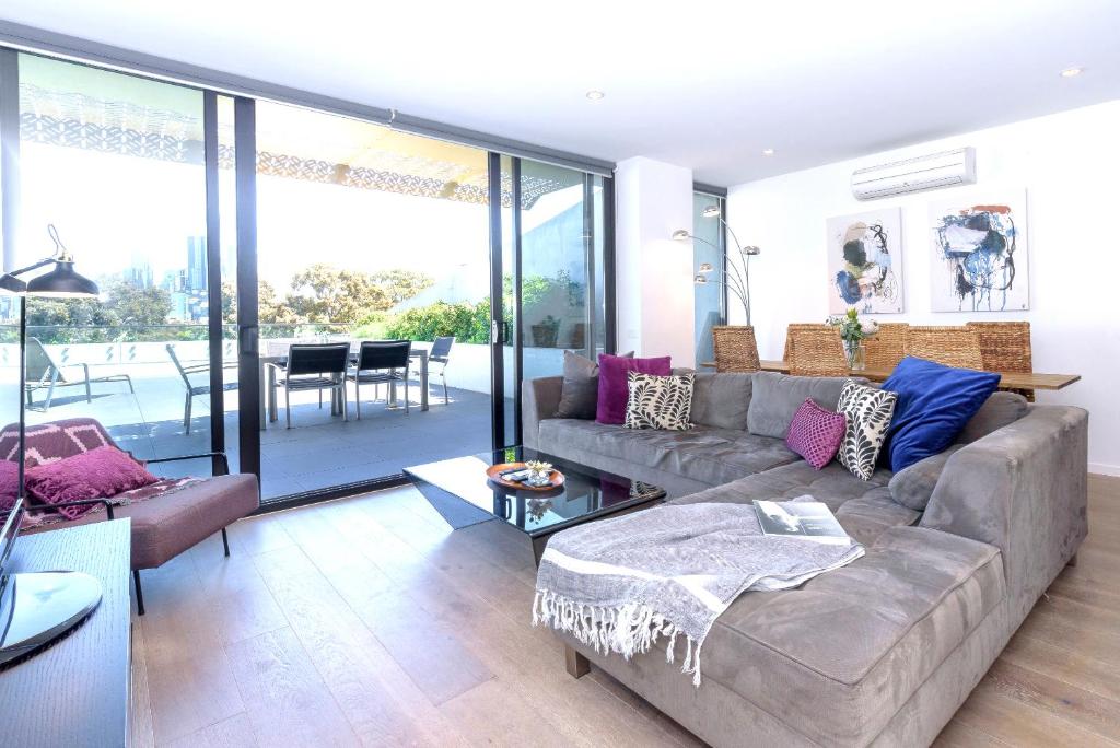 Cosmo Stays — Penthouse with Incredible City View in Carlton