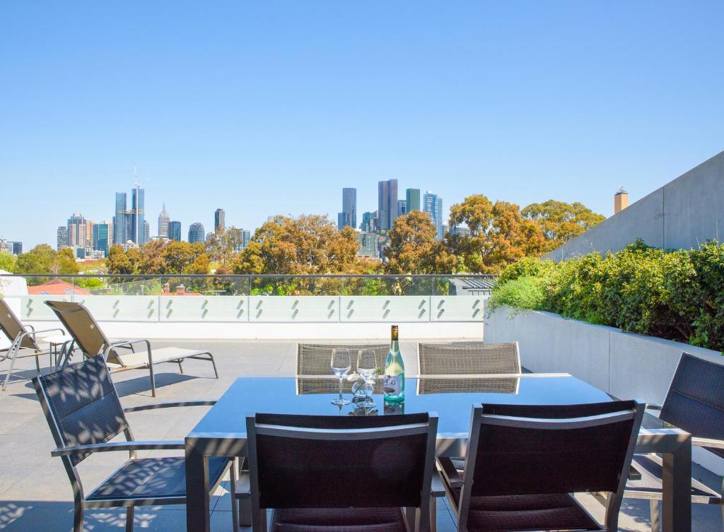 Cosmo Stays — Penthouse with Incredible City View interior