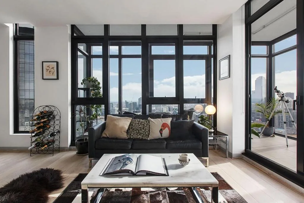 Scenic Penthouse Living in Southbank