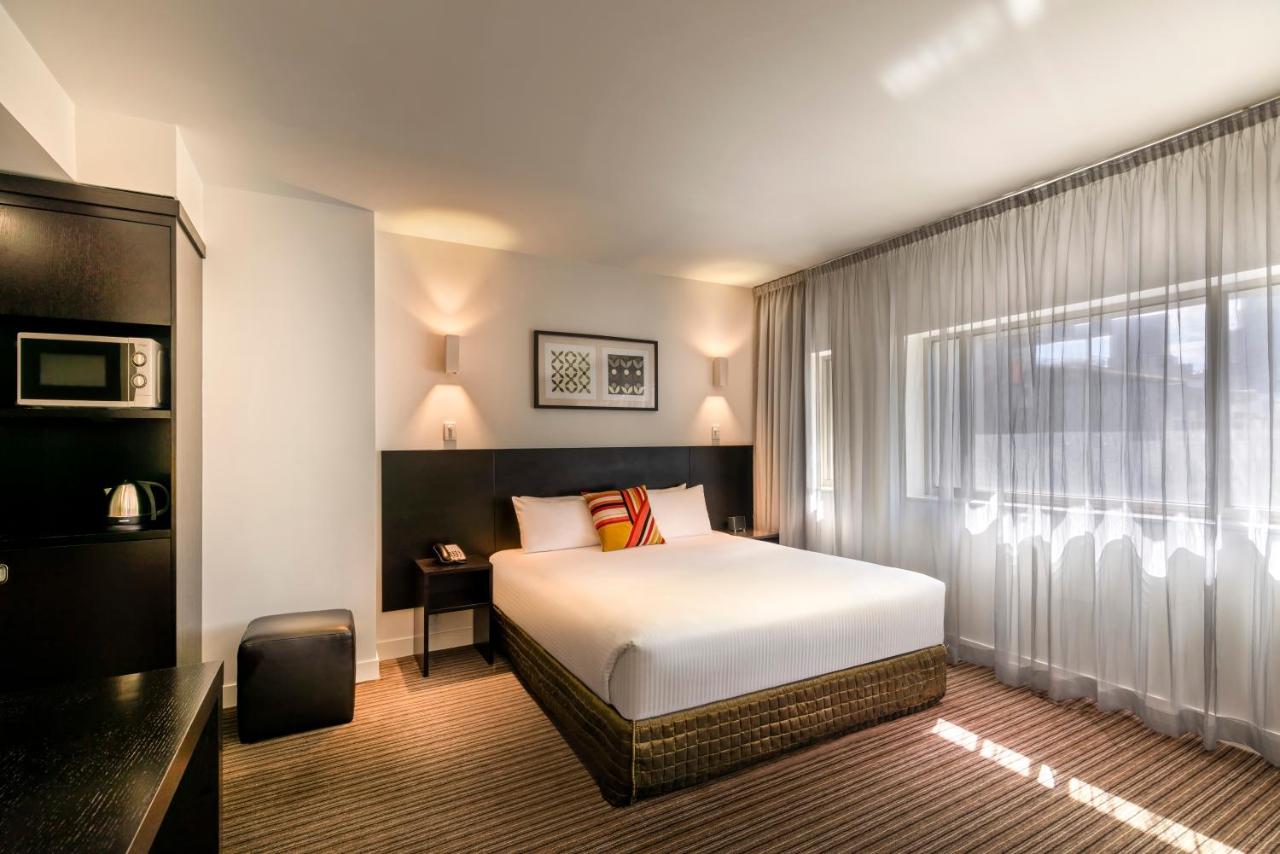 Deluxe Double Room with Spa Bath — Causeway 353 Hotel in Melbourne CBD