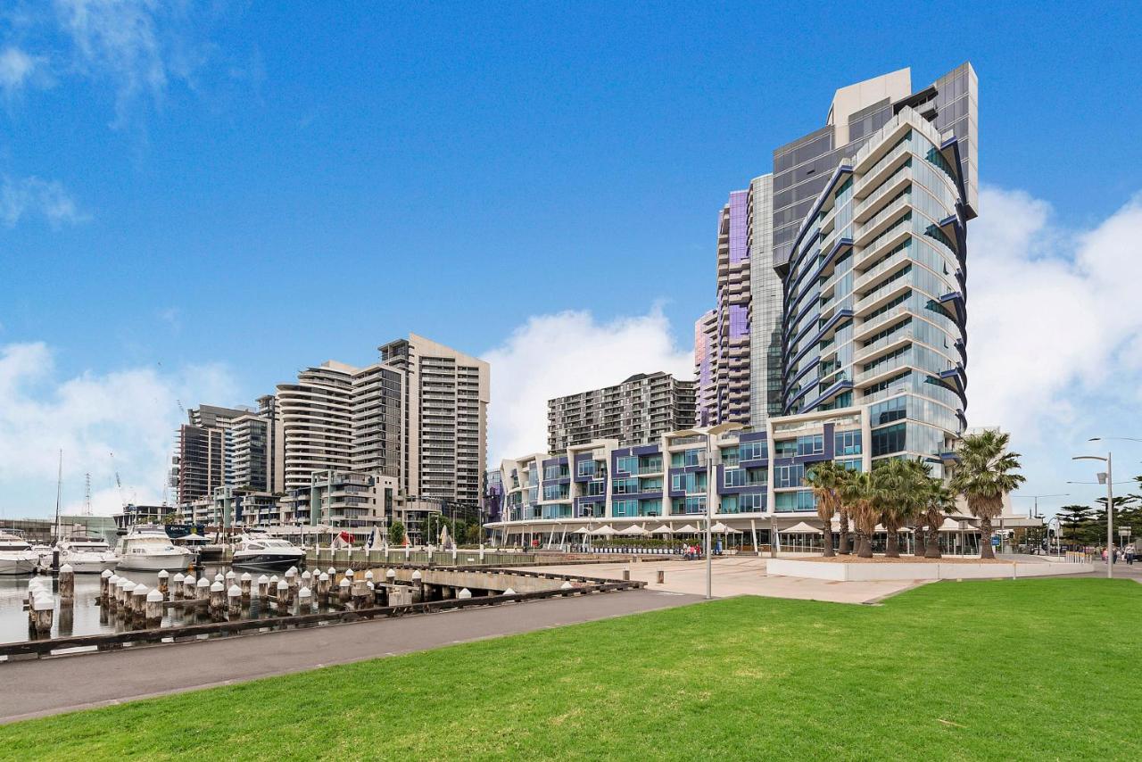 NewQuay Three-Bedroom Apartment with Harbour View in Docklands