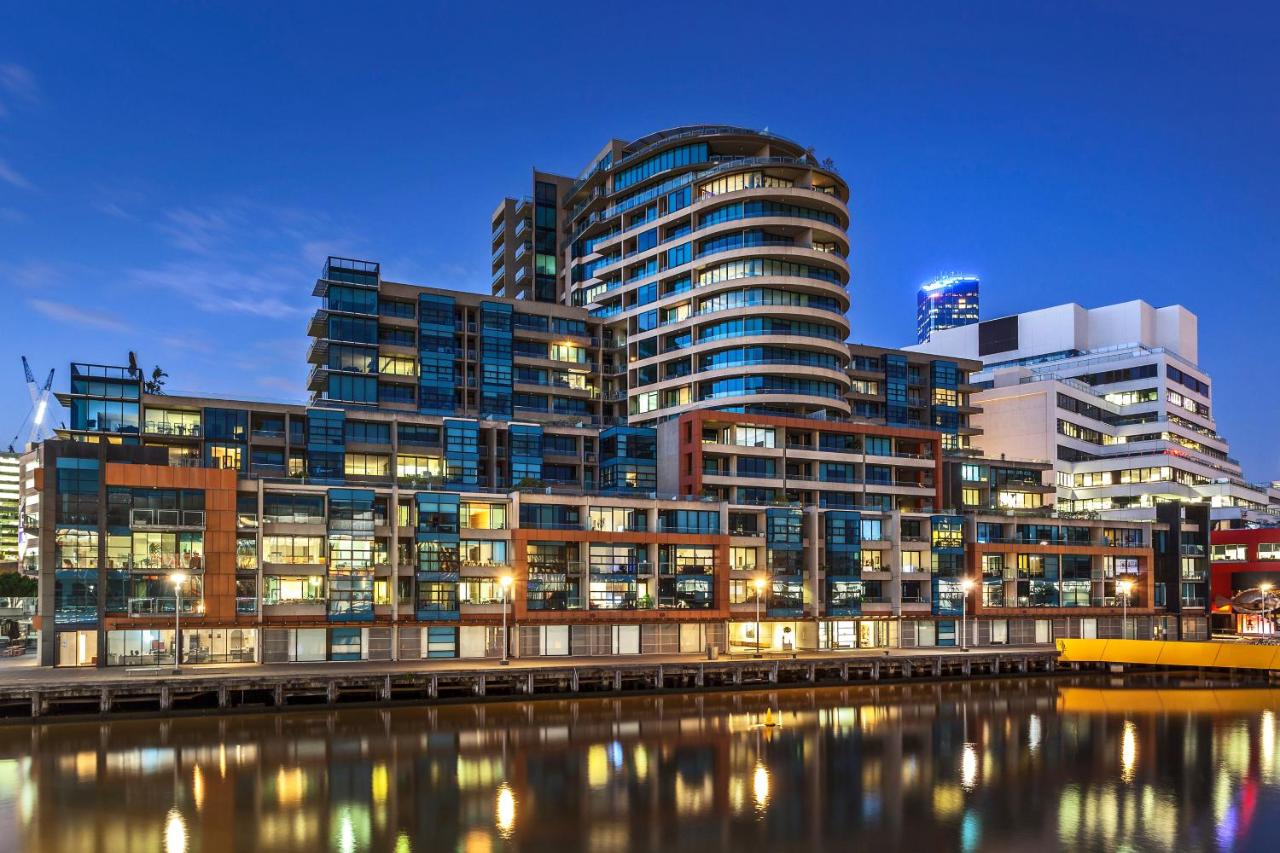 Three-Bedroom Apartment with River View — Waterfront Melbourne Apartments in Southbank
